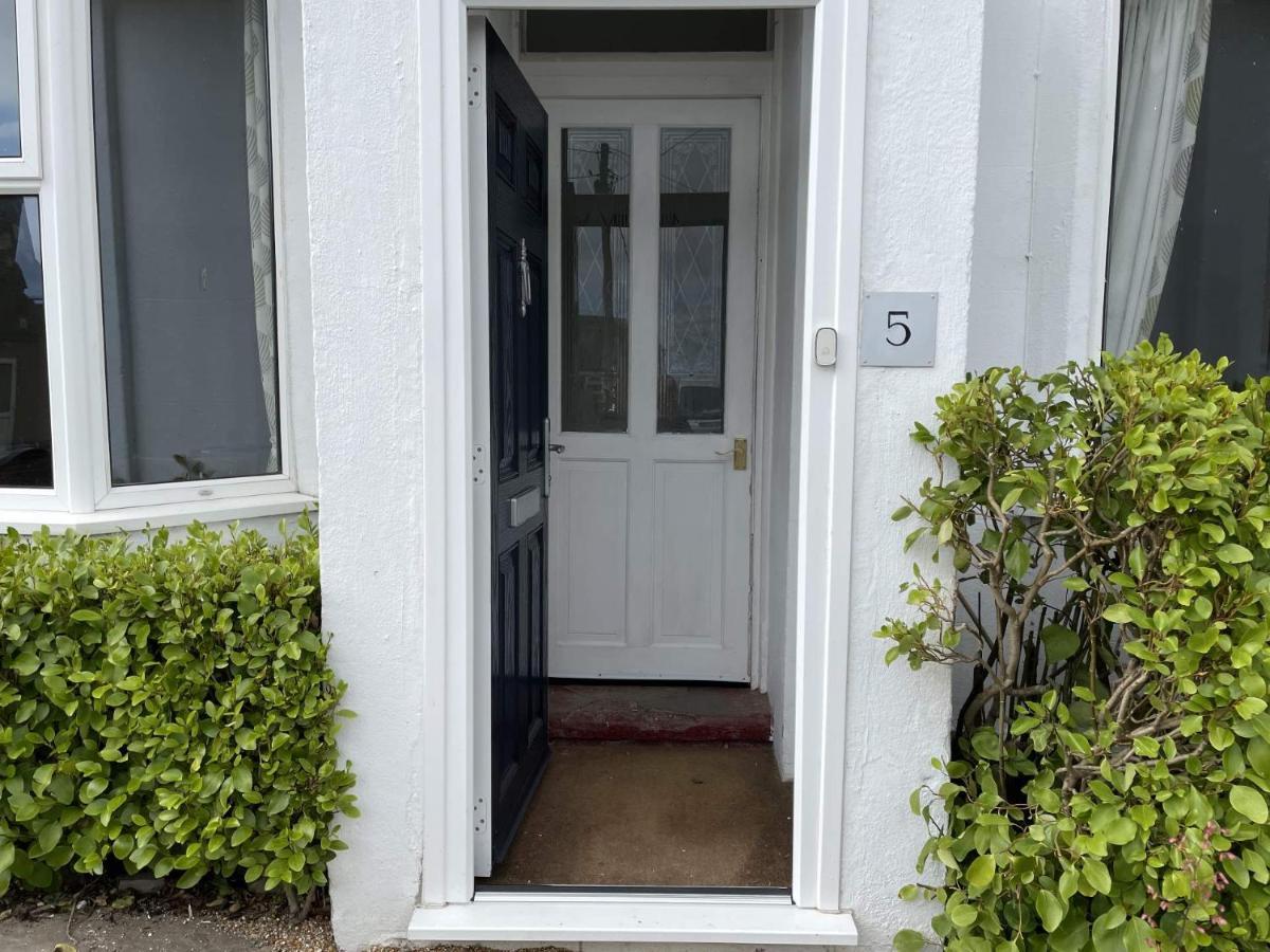 Spacious 4-Bed Beach Retreat For Families Steps From The Shore In Pevensey Bay Екстериор снимка