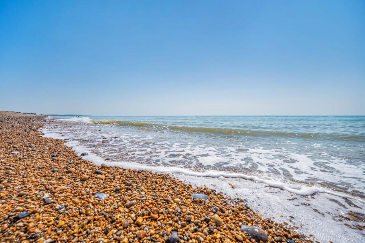 Spacious 4-Bed Beach Retreat For Families Steps From The Shore In Pevensey Bay Екстериор снимка